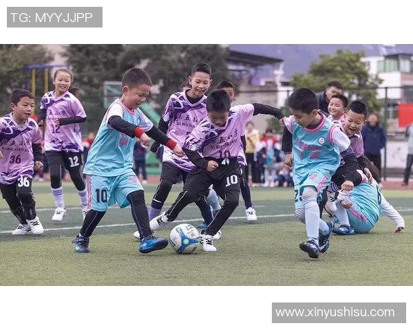 青春绿茵球星展魅力 足球帅哥驰骋赛场尽显年轻风采