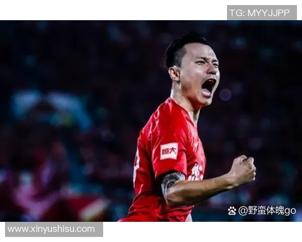 80岁足球传奇依然驰骋绿茵场 展现超凡球技与不老精神